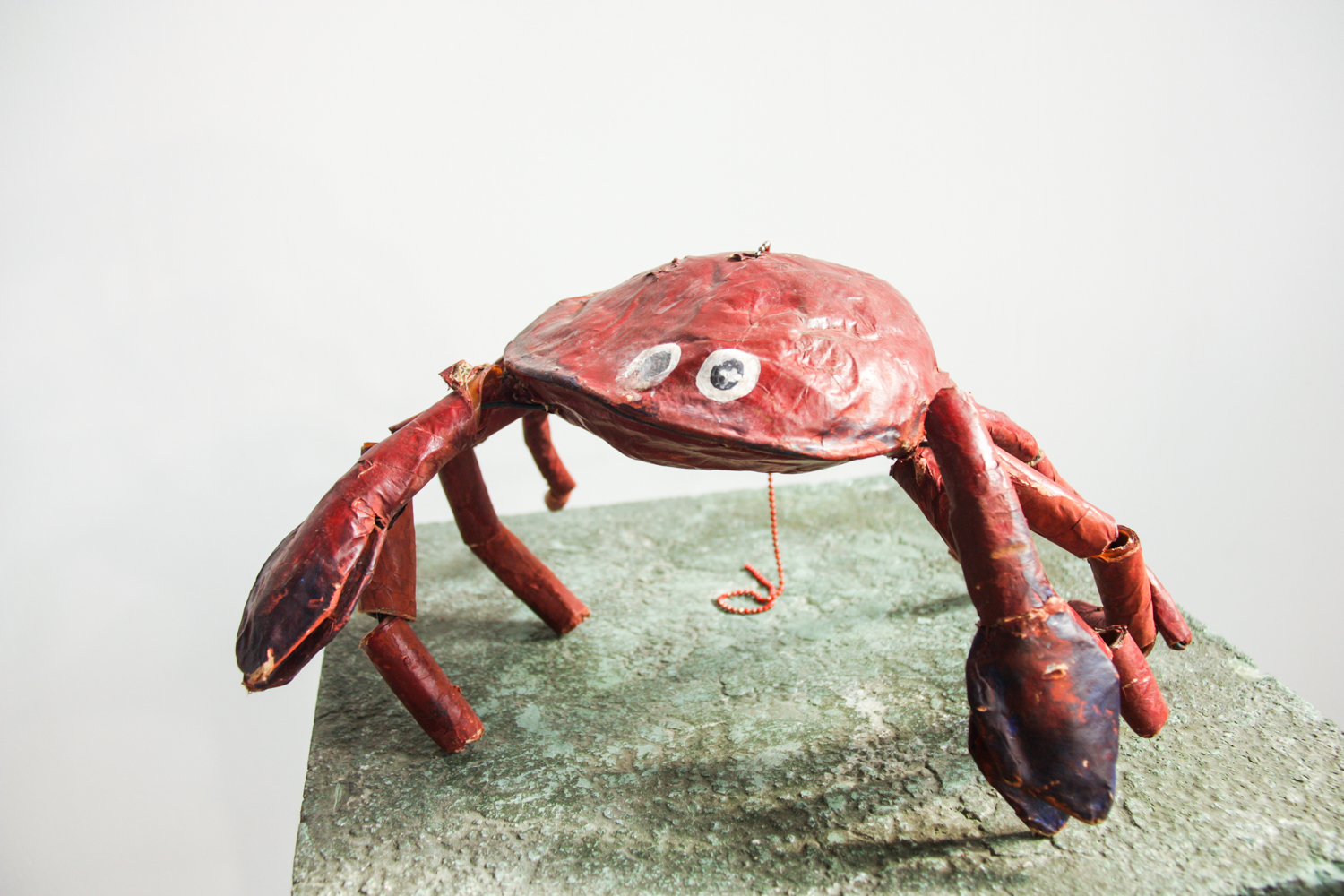 Pair of mid century english paper mache handmade crabs – STOCKOUD