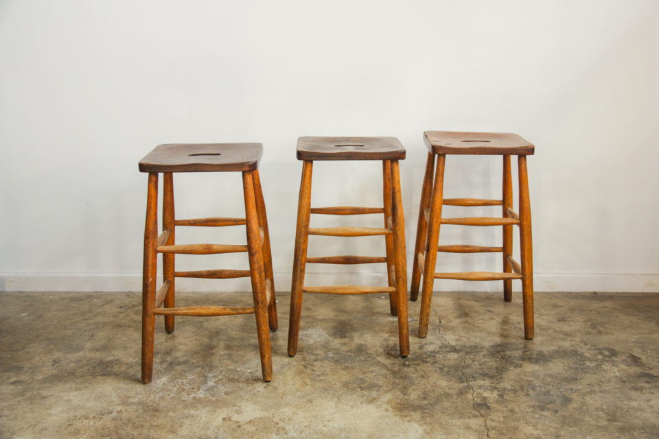 Mid century English vintage wooden lab stools STOCKOUD